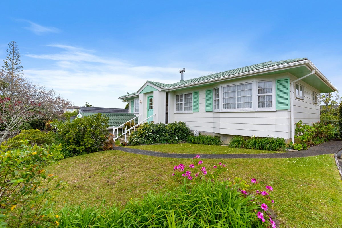 12 Baringa Place, Botany Downs, Auckland - Carousel 2