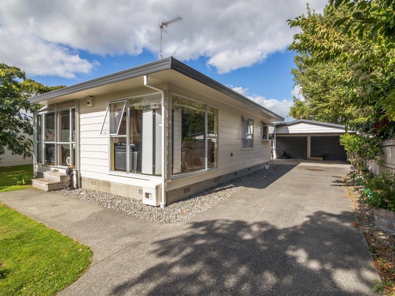 32 Memphis Grove, Totara Park, Upper Hutt - Carousel 2