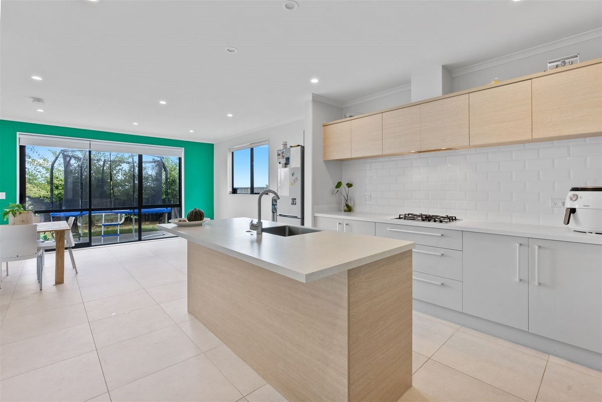 100 Matairangi Avenue, Totara Heights, Auckland - Carousel 1