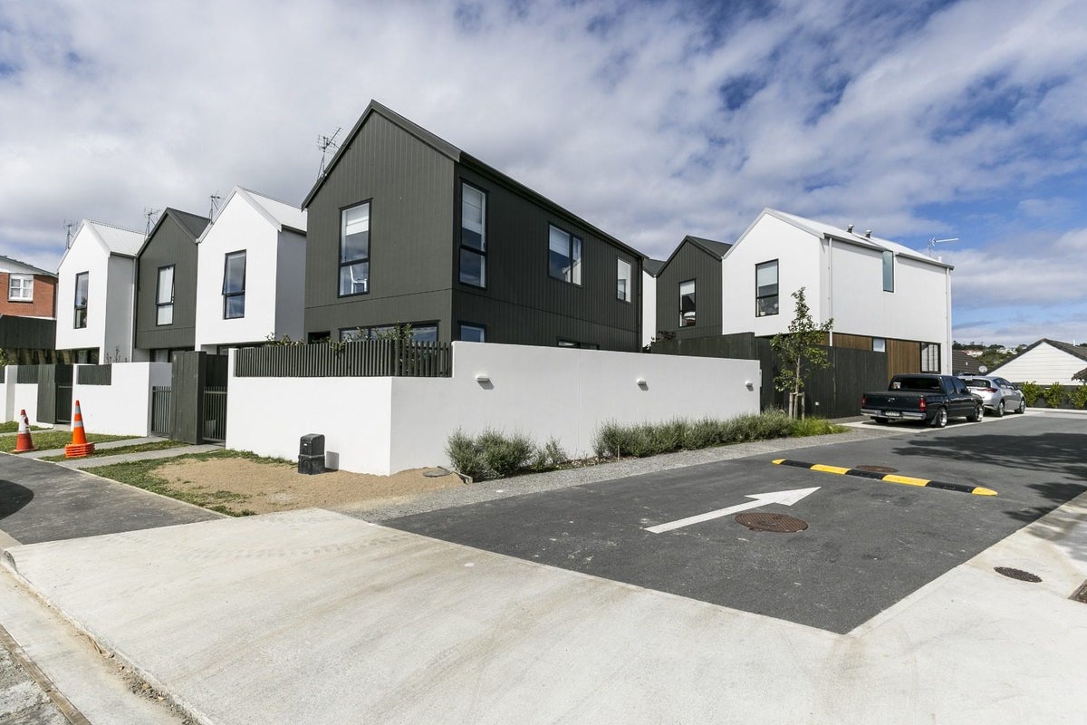 11/6 Oswald Crescent, Paparangi, Wellington - Carousel 1