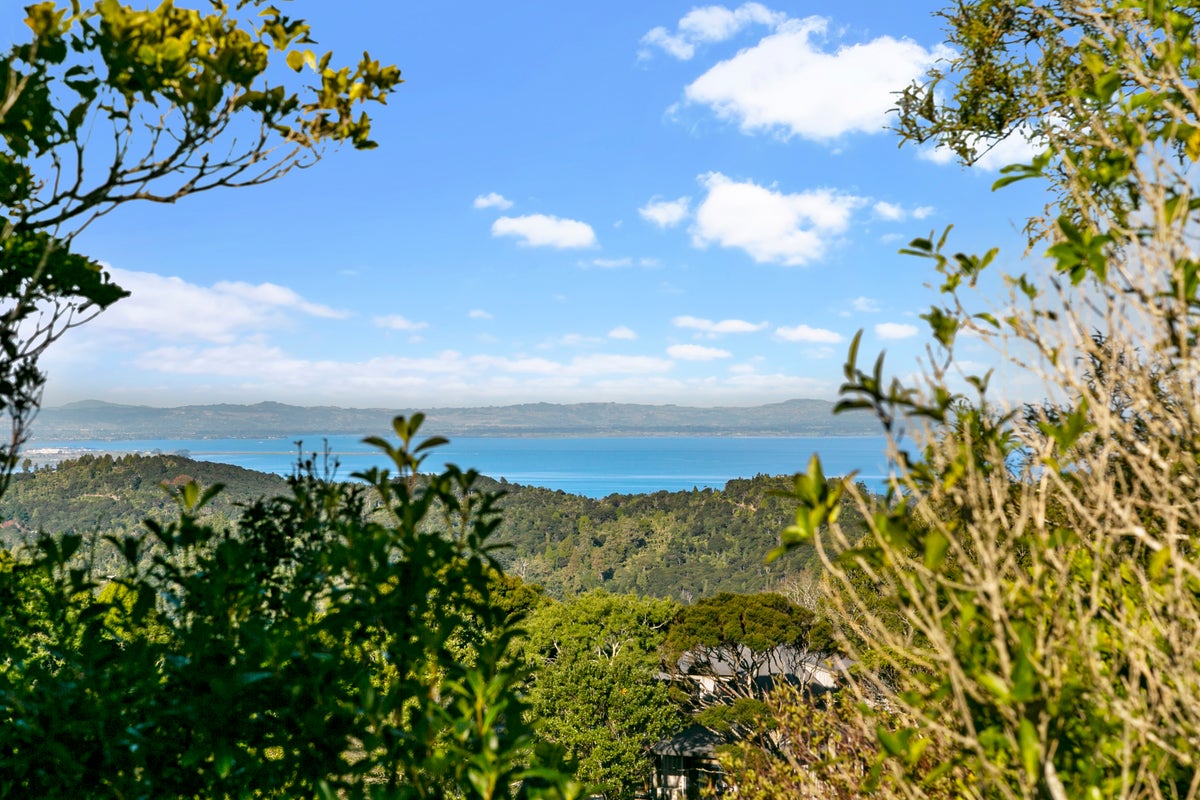 910 West Coast Road, WAIATARUA, AUCKLAND - Carousel 2