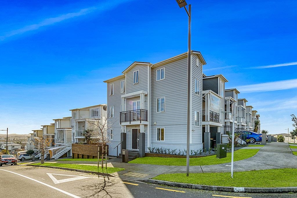 24 Fernly Rise, Flat Bush, Auckland - Carousel 1
