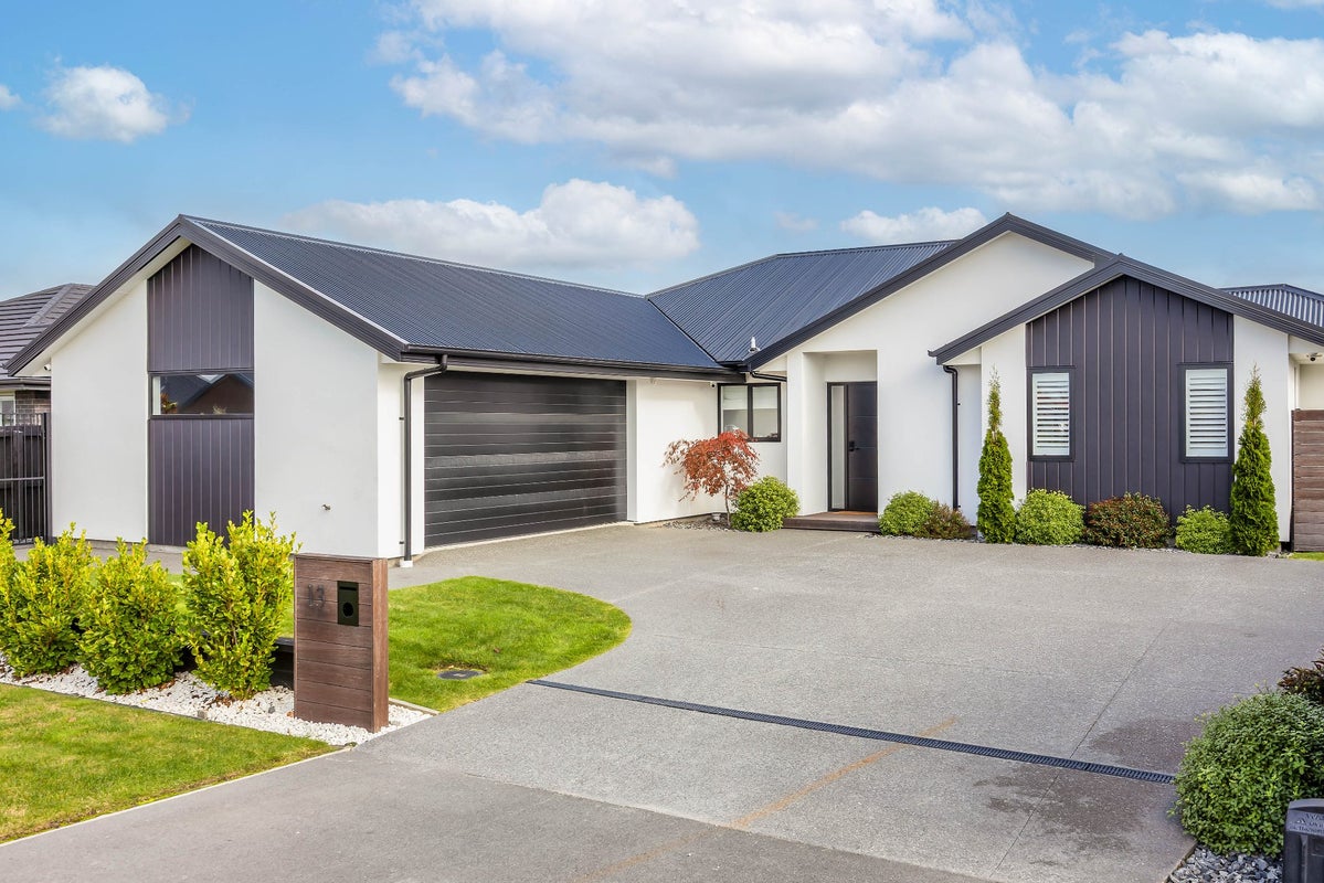 13 Selfe Crescent, Burwood, Christchurch - Carousel 1