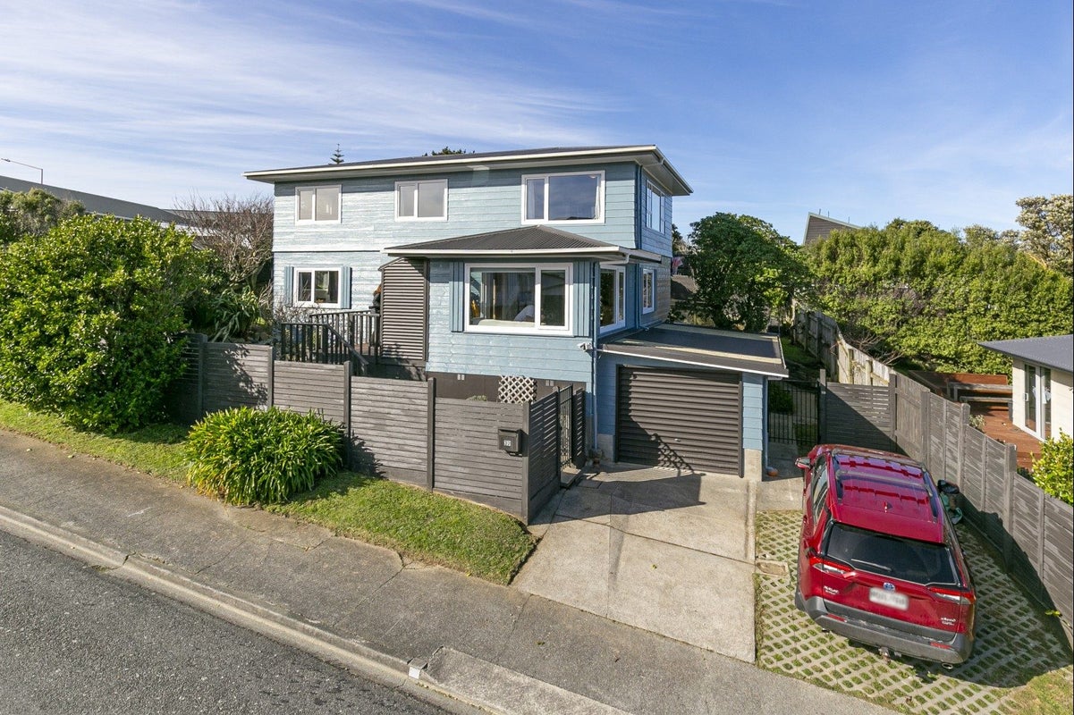 32 Frobisher Street, Island Bay, Wellington - Carousel 1