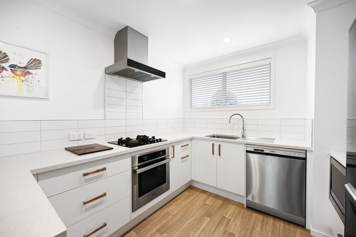 15 Lansdowne Crescent, Glenview, Hamilton - Carousel 2