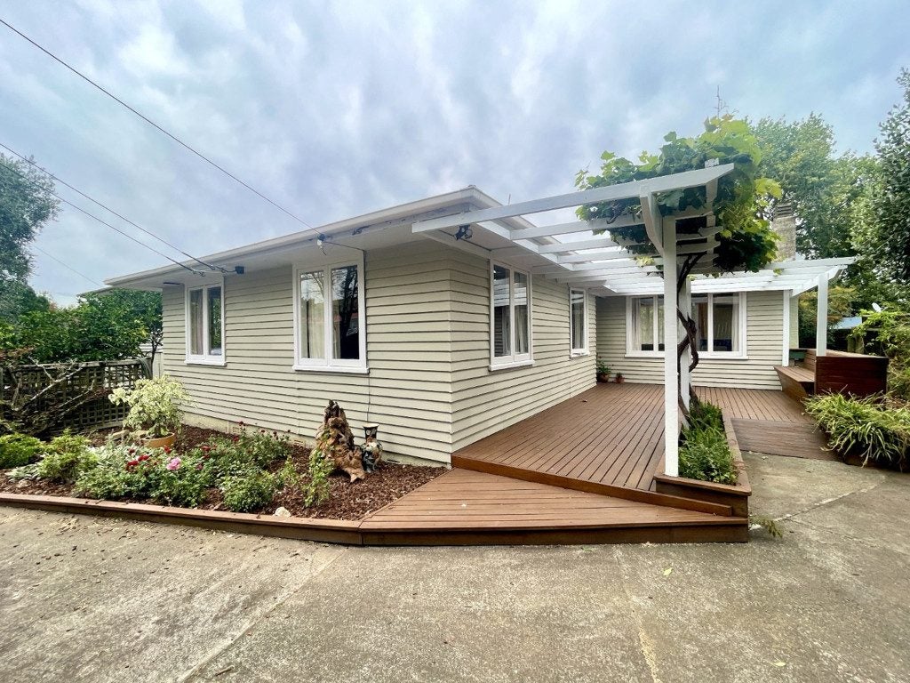 6 Kiekie Road, Mangere Bridge, Auckland - Carousel 1