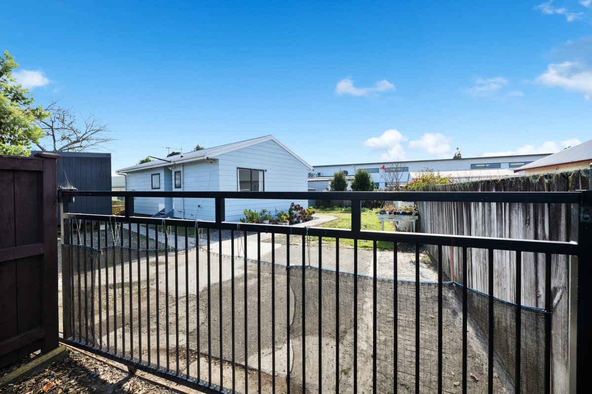 1/31 Pomaria Road, Henderson, Auckland - Carousel 2