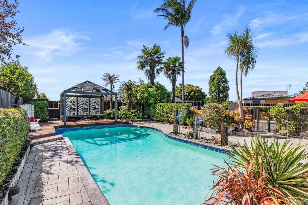 13 Donegan Place, Conifer Grove, Takanini - Carousel 1