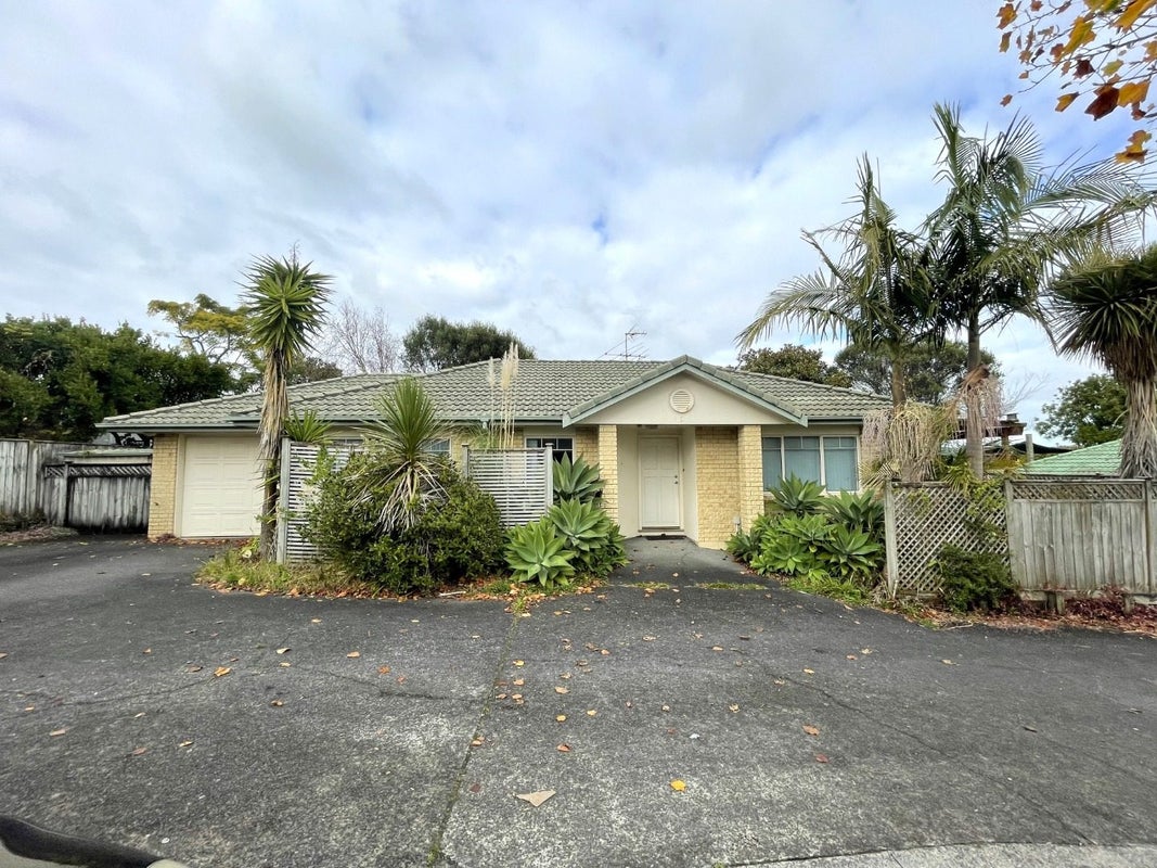 110 Bob Charles Drive, Golflands, Auckland - Carousel 1