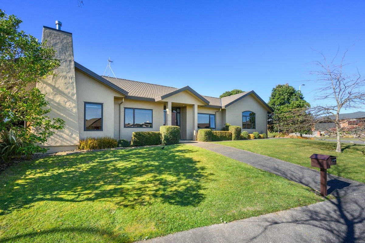48 Johnstone Drive, Fitzherbert, Palmerston North - Carousel 2