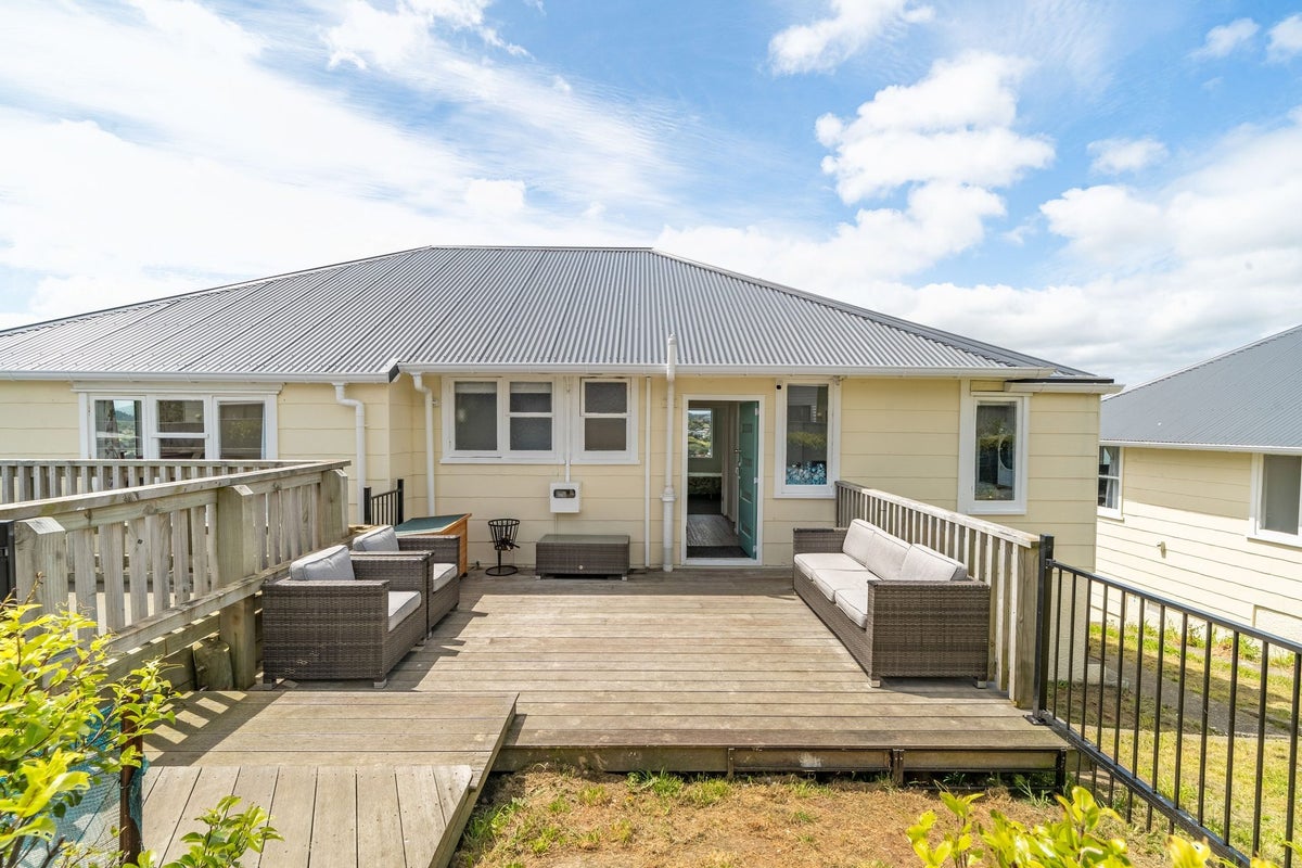 6 Piko Street, Titahi Bay, Porirua - Carousel 1