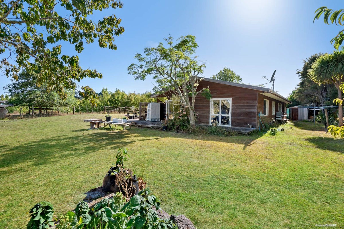 1168 East Coast Road, Albany - Carousel 1