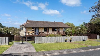 11 St Catherine Crescent, West Harbour, Auckland - Carousel 1