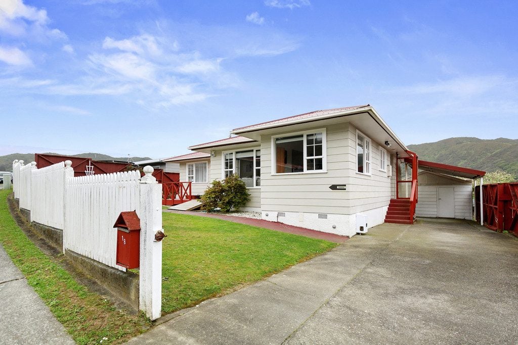 18 Newburn Grove, Wainuiomata, Lower Hutt - Carousel 1