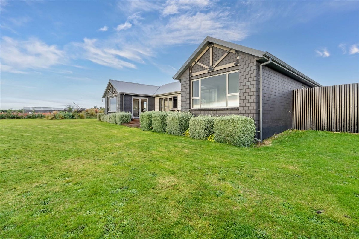 71 Sunrise Drive, Seaward Bush, Invercargill - Carousel 1