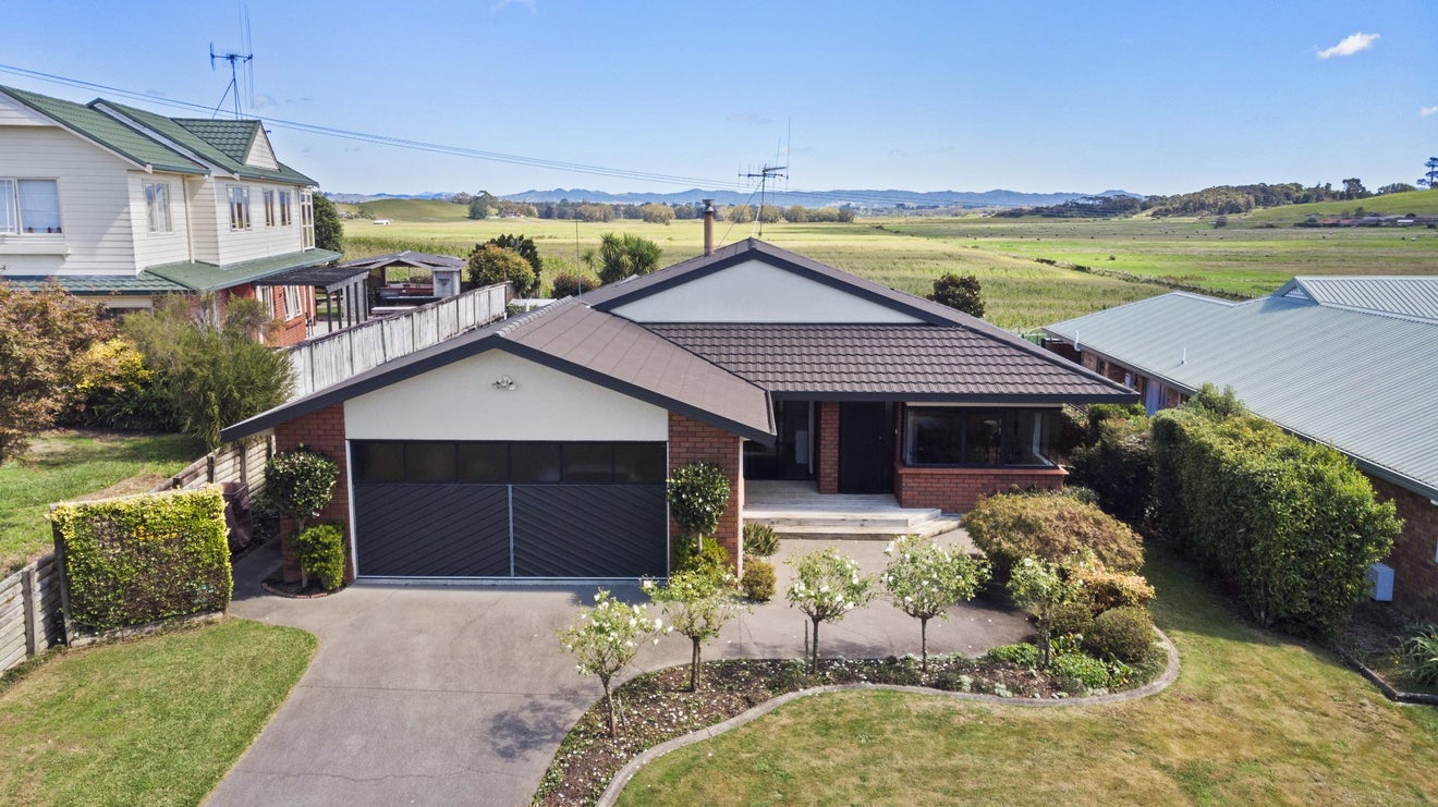 17 Sunny Dale, Western Heights, Hamilton - Carousel 1