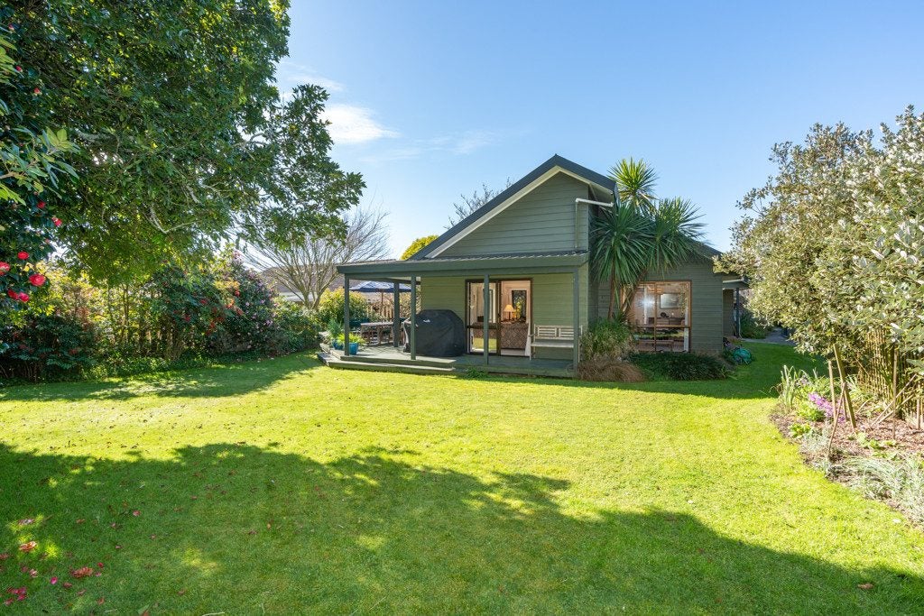 8 Woodland Drive, Flagstaff, Hamilton, Waikato - Carousel 1