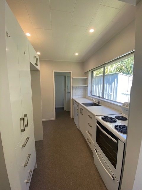 3C Peckham Grove, Tawa, Wellington - Carousel 1