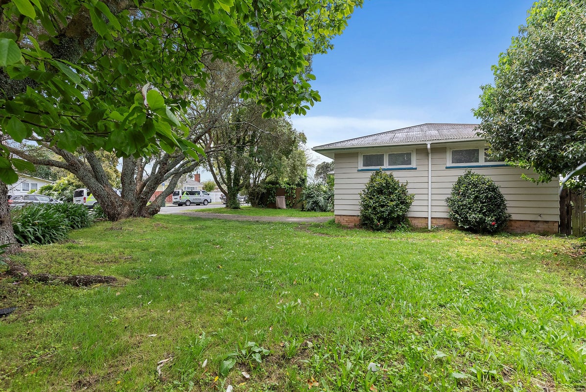 32 Te Kanawa Crescent, Henderson, Auckland - Carousel 2