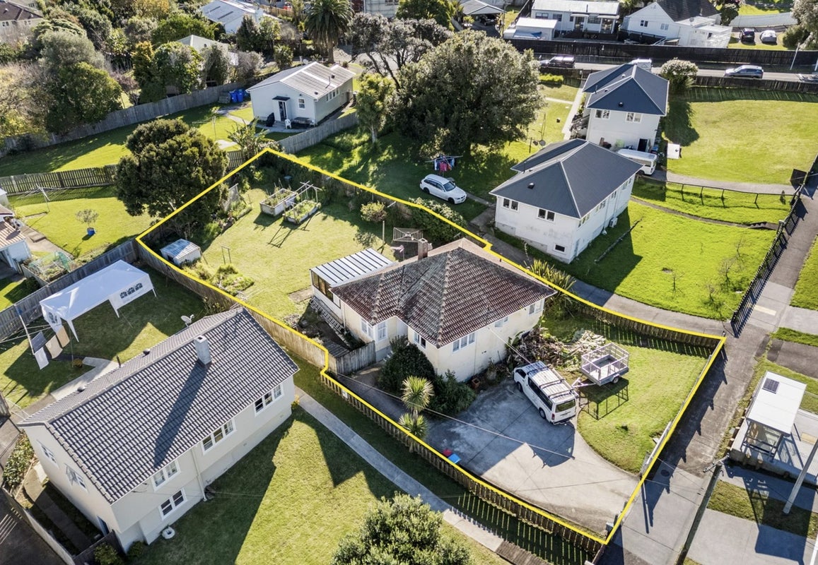 19 Taniwha Street, Wai o Taiki Bay, Auckland - Carousel 1