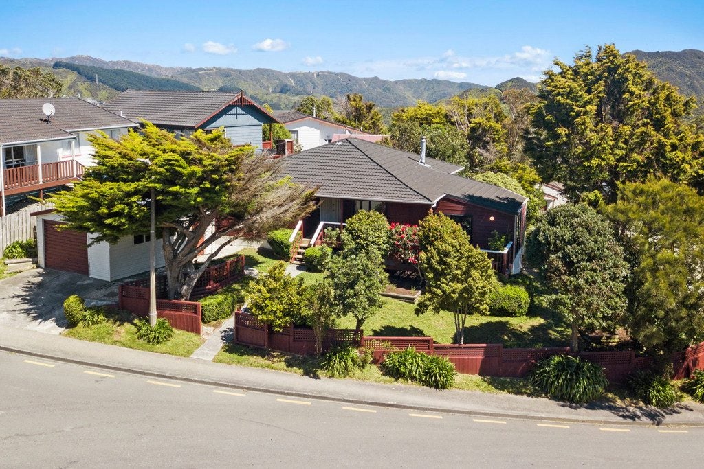102 Montgomery Avenue, Karori, Wellington - Carousel 1