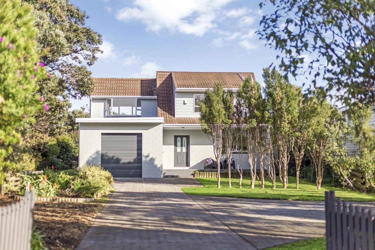 1 Goldie Place, Waikanae Beach, Waikanae - Carousel 1