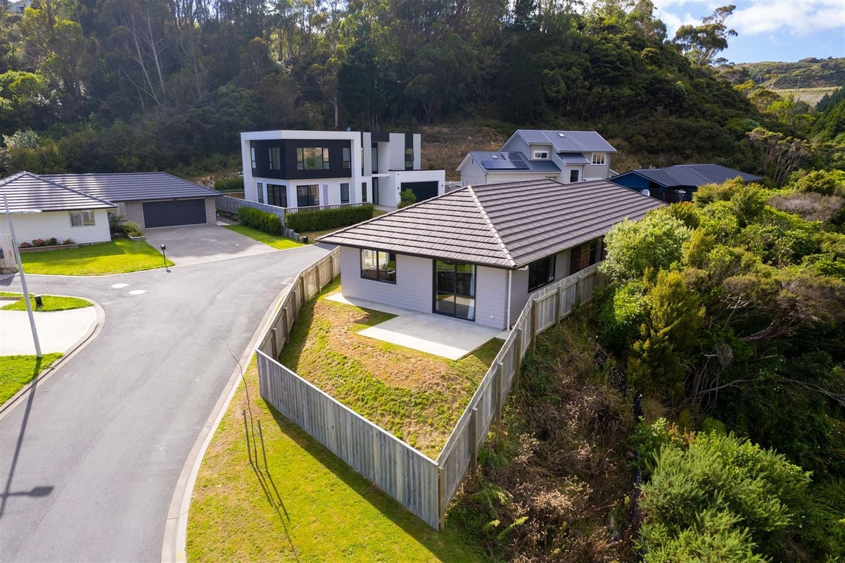 8 Hull Place, Whitby, Porirua - Carousel 34