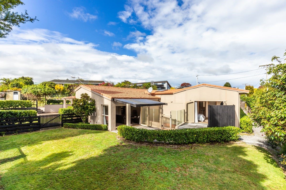 8 Wall Street, Waipahihi, Taupo - Carousel 2