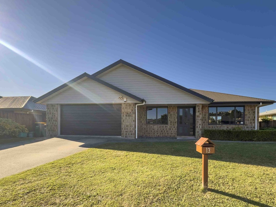 13 Edward Street, Grandview Heights, Hamilton - Carousel 1