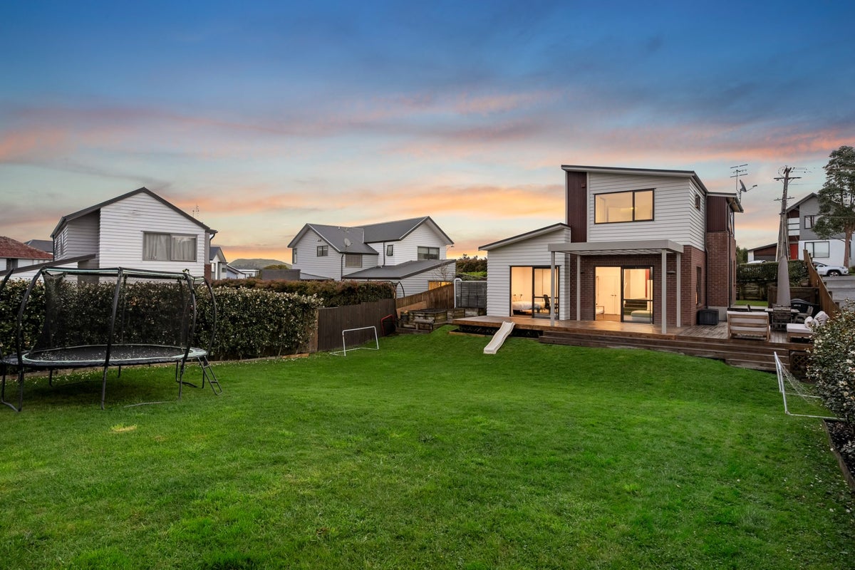 70 Castledine Crescent, Glen Innes, Auckland - Carousel 2