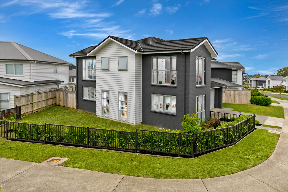 2 Frank Newton Road, Swanson, Auckland - Carousel 1