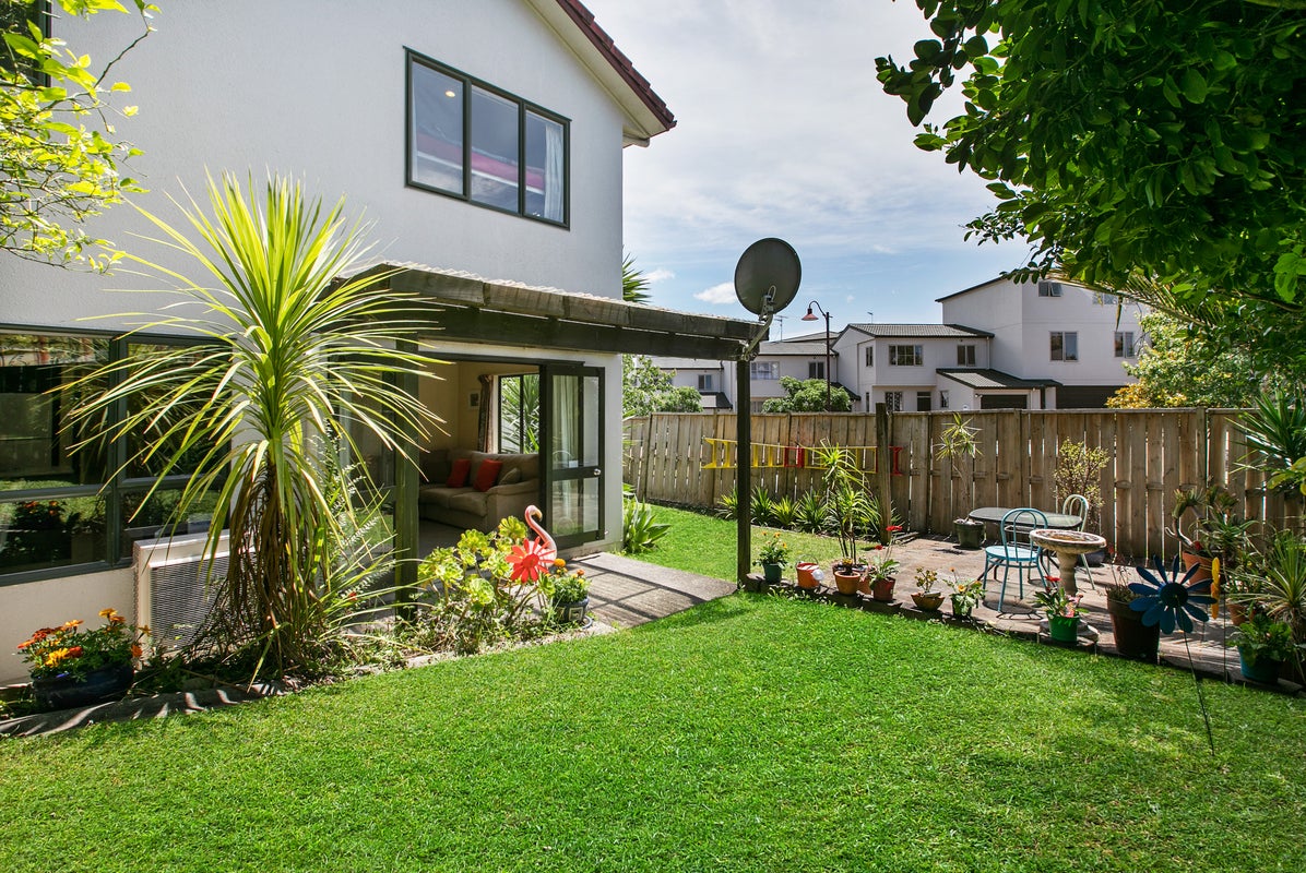 9/42 Fields Parade, Oteha, Auckland - Carousel 1