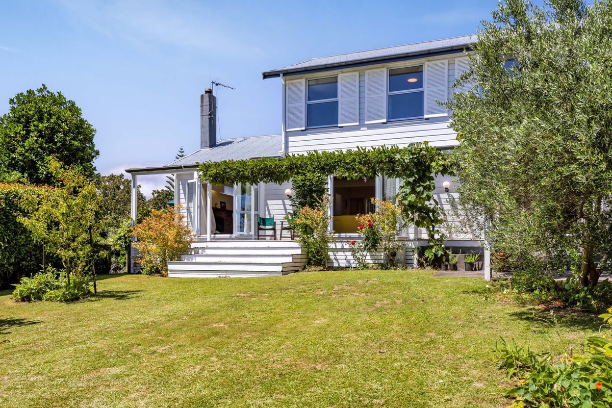75C Govett Avenue, Frankleigh Park, New Plymouth - Carousel 1