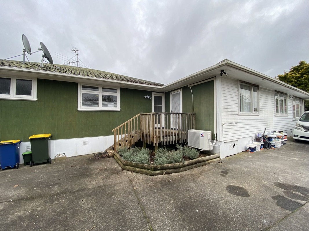 3 Tiroroa Avenue, Te Atatu South, Auckland - Carousel 1