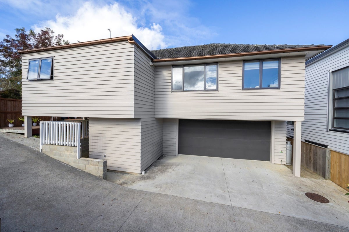 19 Eastview Road, Glen Innes, Auckland - Carousel 1