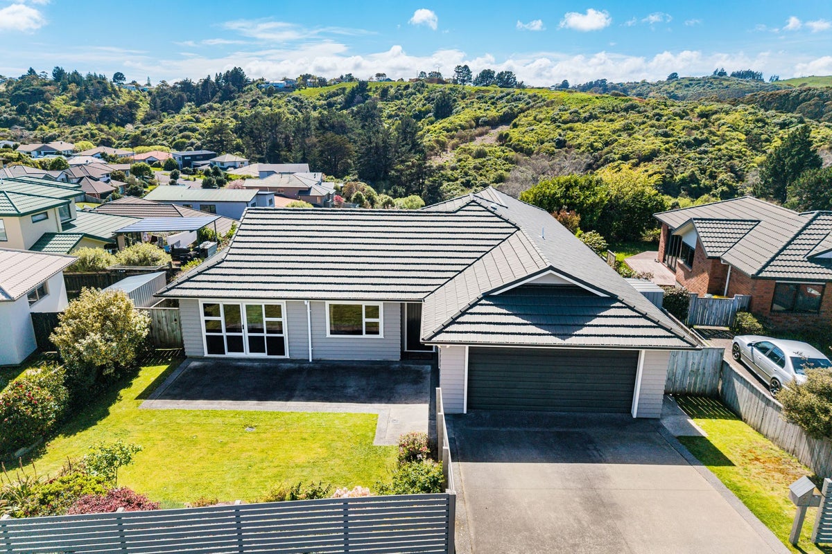 3 Catlins Glen, Aotea, Porirua - Carousel 1
