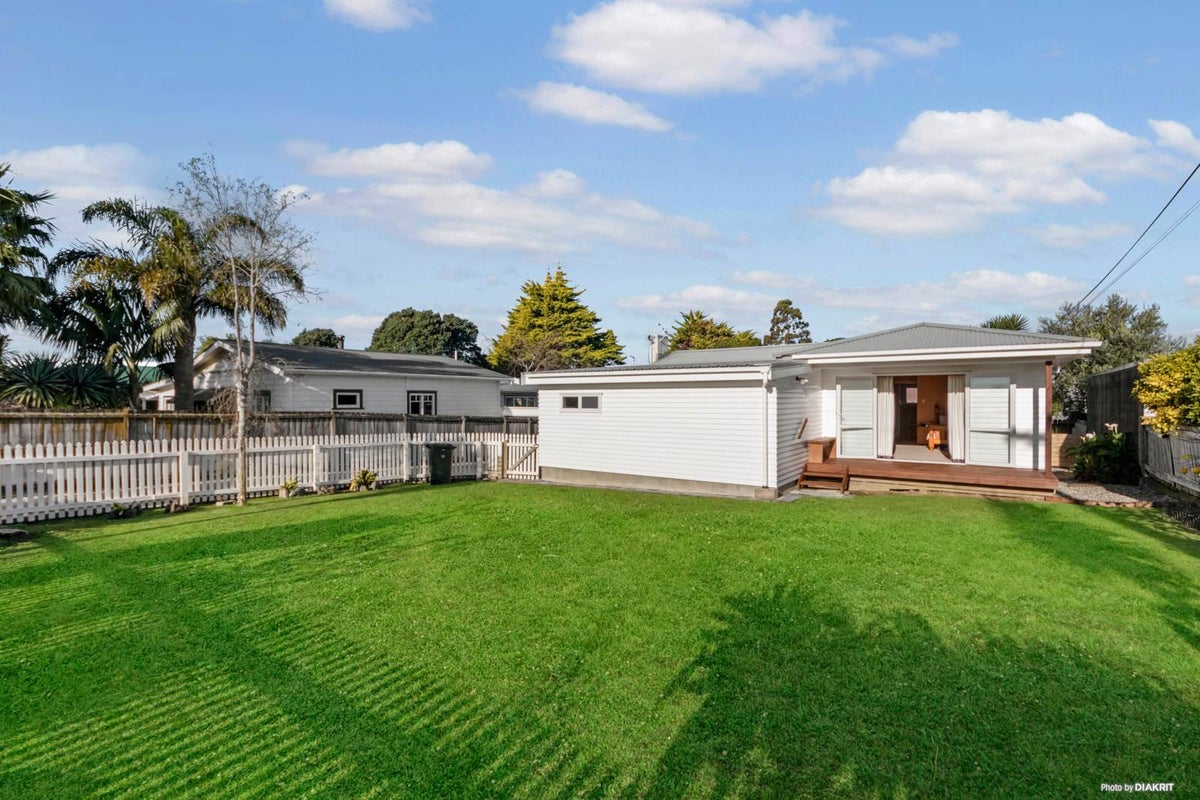24 Golf Road, New Lynn, Auckland - Carousel 2