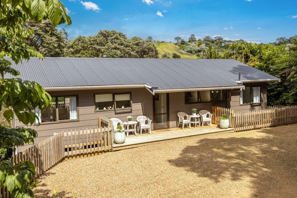19 Bay Road, Ostend, Waiheke Island - Carousel 1