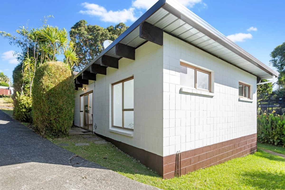1/4 Noall Street, Te Atatu Peninsula, Auckland - Carousel 1