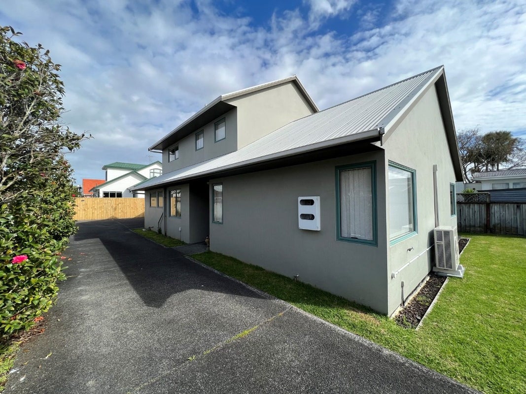 8A Formby Avenue, Point Chevalier, Auckland - Carousel 1