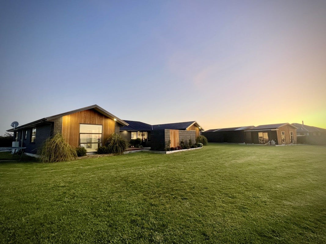 9 Court of Ascot, Seaward Bush, Invercargill - Carousel 1