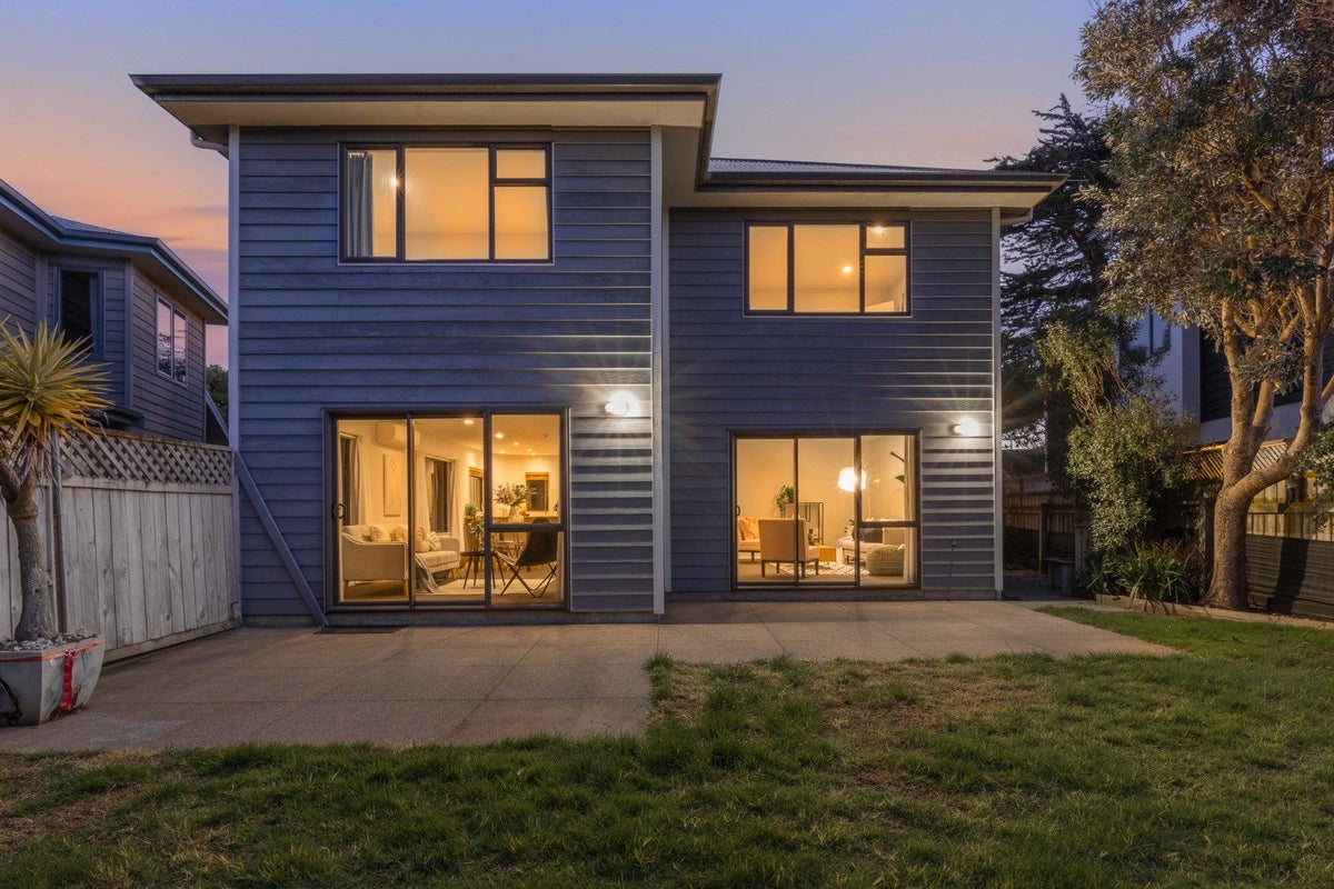 2B Observatory Close, Whitby, Porirua - Carousel 1