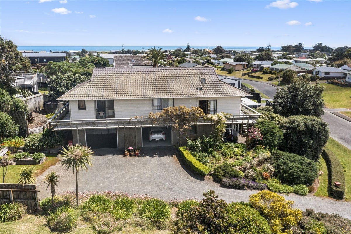 19 Takitimu Street, Waitarere Beach, Levin - Carousel 21
