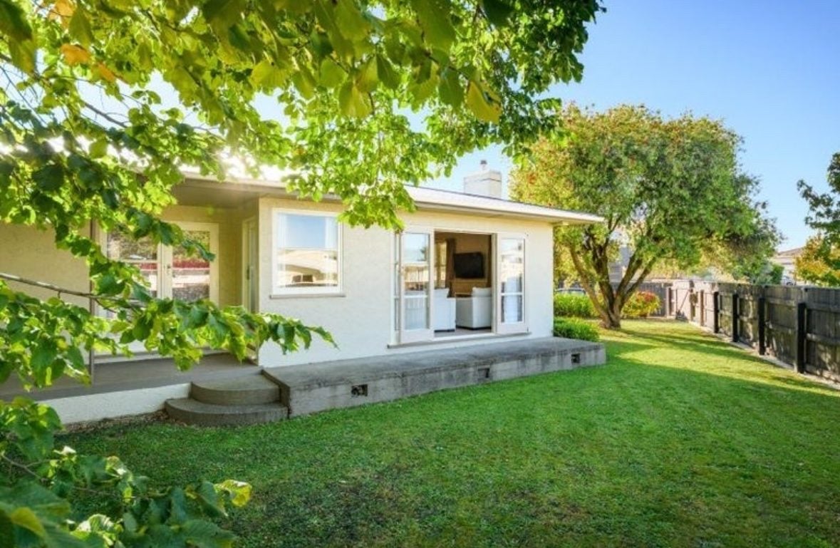 2A Lowestoft Place, West End, Palmerston North - Carousel 1
