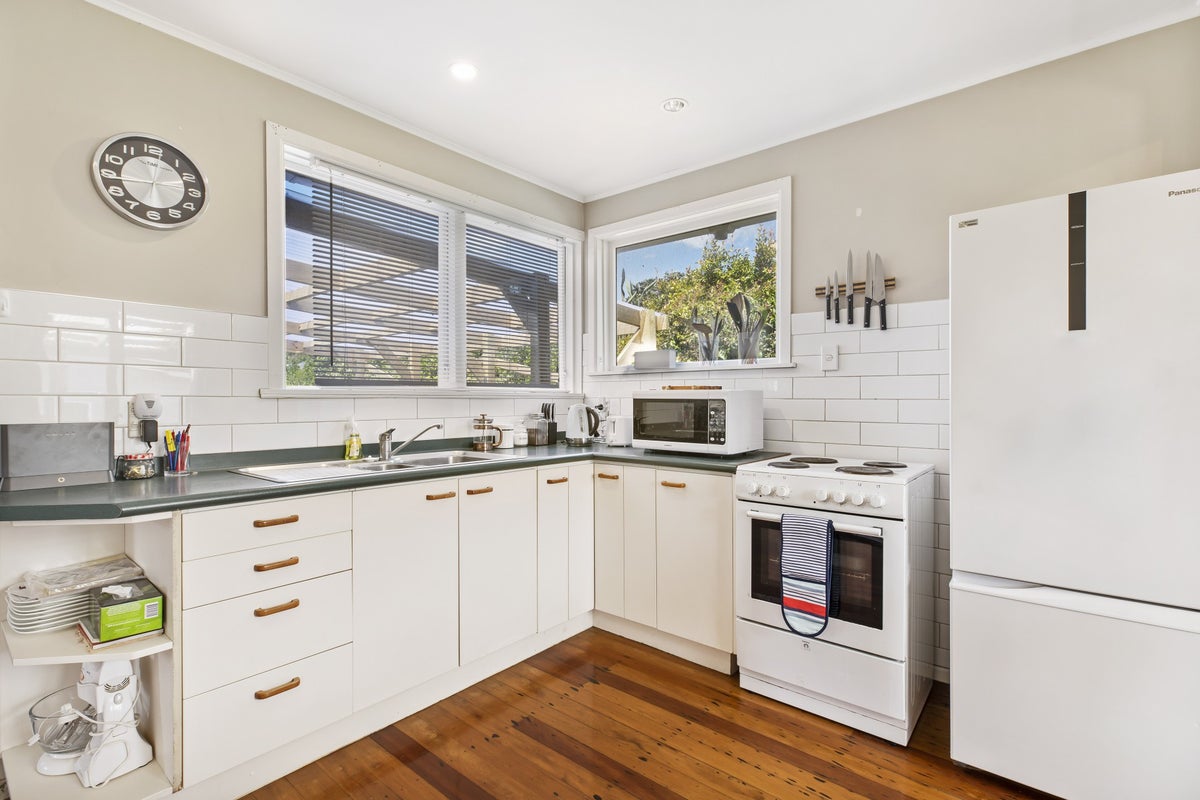 18 Kapiti Crescent, Titahi Bay, Porirua - Carousel 2