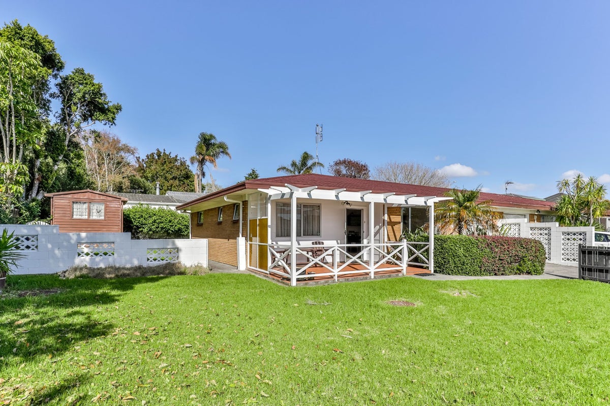 2/5 Vivian Wilson Drive, Eastern Beach, Auckland - Carousel 2