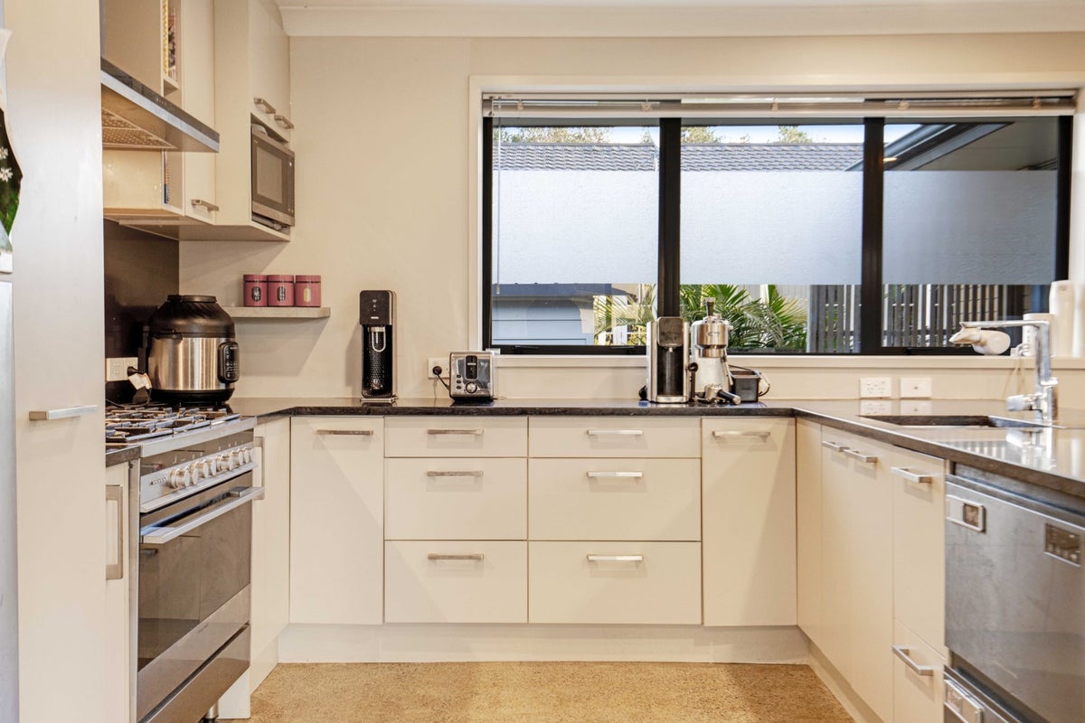 5A Rewa Street, New Lynn, Auckland - Carousel 2