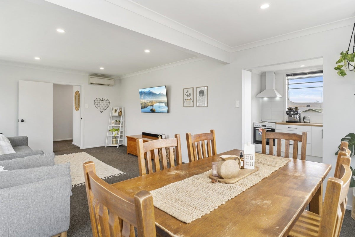 17 Galway Grove, Greerton, Tauranga - Carousel 1