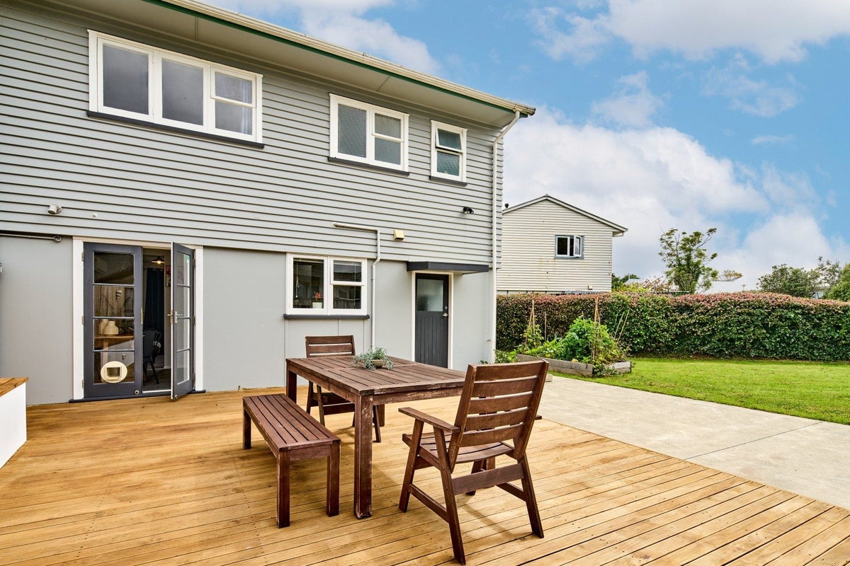 7 Whakataki Grove, Waiwhetu, Lower Hutt - Carousel 1