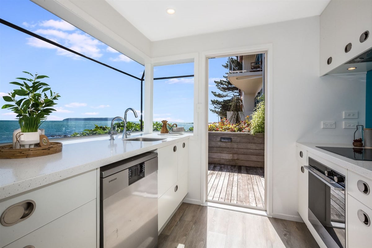 21 Moana Road, Plimmerton, Porirua - Carousel 1